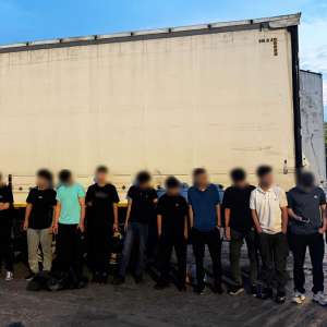 Șofer turc, arestat preventiv după ce a transportat 15 cetățeni străini ascunși într-un autocamion