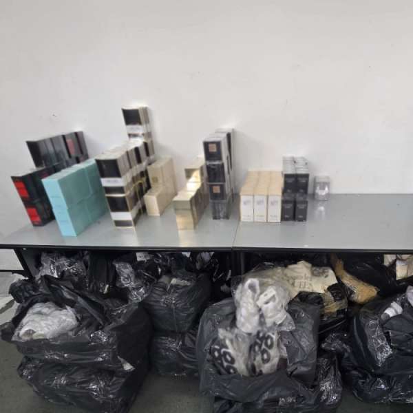 Peste 700 de produse susceptibile a fi contrafăcute, descoperite de polițiștii de frontieră din Giurgiu