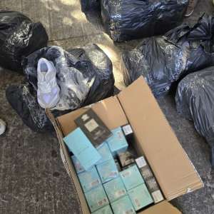 Peste 700 de produse susceptibile a fi contrafăcute, descoperite de polițiștii de frontieră din Giurgiu