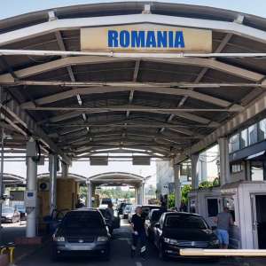 Doi participanți la trafic depistați conducând autovehicule care tractau remorci neînmatriculate