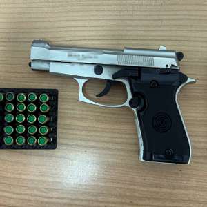 Pistol cu gaze descoperit în portiera unui autoturism de către polițiștii de frontieră giurgiuveni