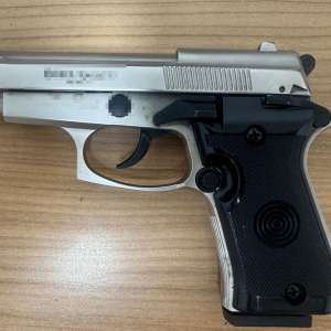 Pistol cu gaze descoperit în portiera unui autoturism de către polițiștii de frontieră giurgiuveni