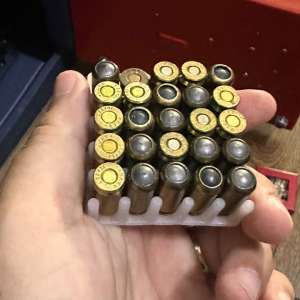 30 de percheziții efectuate de polițiștii de frontieră într-un dosar privind contrafacerea de produse și spălarea banilor