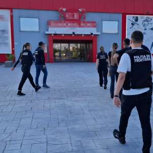 30 de percheziții efectuate de polițiștii de frontieră într-un dosar privind contrafacerea de produse și spălarea banilor