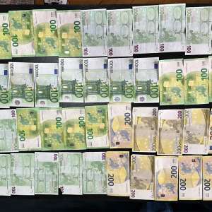 30 de percheziții efectuate de polițiștii de frontieră într-un dosar privind contrafacerea de produse și spălarea banilor