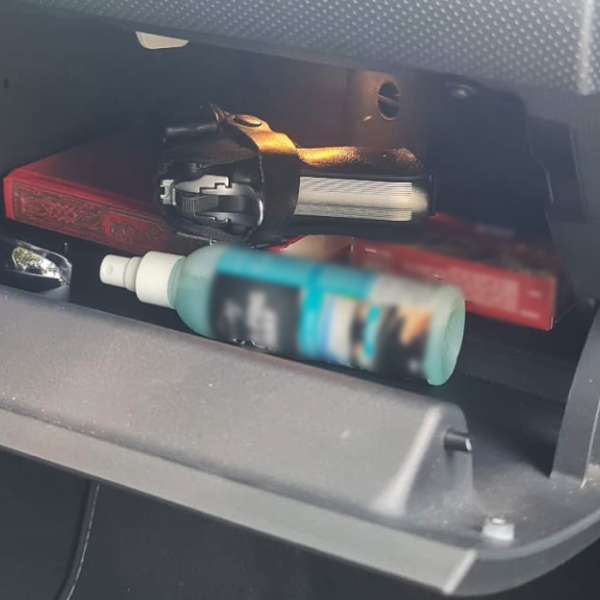 Polițiștii de frontieră au descoperit un pistol cu gaz și muniție &icirc;n torpedoul unui autoturism