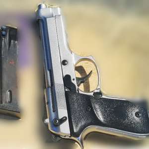 Polițiștii de frontieră au descoperit un pistol cu gaz și muniție în torpedoul unui autoturism