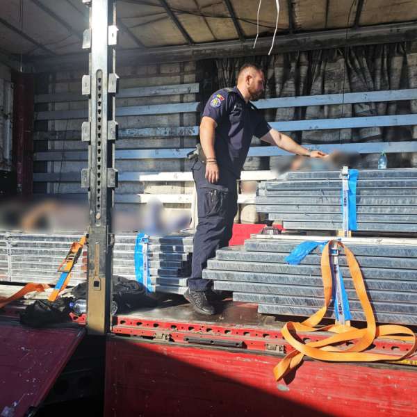Doi cetățeni străini, depistați ascunși &icirc;ntr-o semiremorcă, &icirc;n cadrul acțiunii &bdquo;SUMMER MIGRATION 4&rdquo;