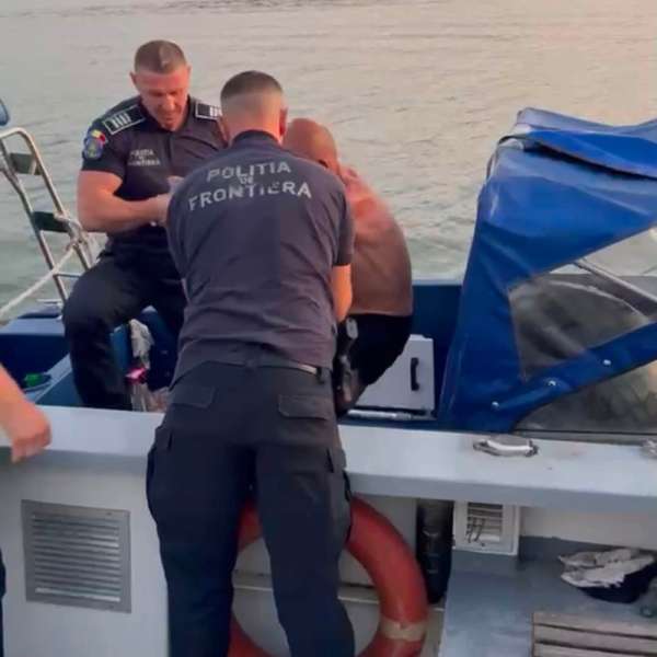 Salvat la timp de polițiștii de frontieră, după ce a adormit pe un colac &icirc;n mijlocul Dunării