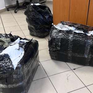 Mii de produse, toate purtând însemnele unor mărci cunoscute şi prezentând suspiciuni de contrafacere, descoperite la Sculeni