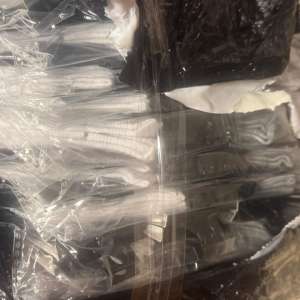 Mii de produse, toate purtând însemnele unor mărci cunoscute şi prezentând suspiciuni de contrafacere, descoperite la Sculeni