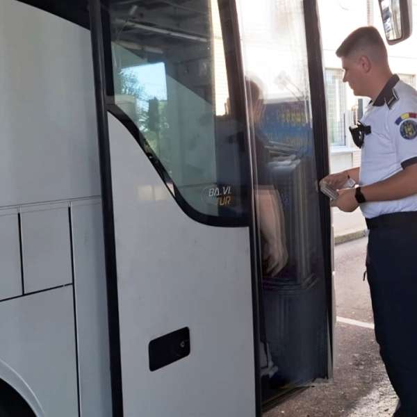 Fals procurat cu 300 de euro, descoperit la controlul de frontieră