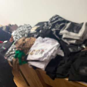 Articole de îmbrăcăminte și marochinărie, în valoare de peste 90.000 de lei, susceptibile a fi contrafăcute, descoperite de polițiștii de frontieră constănțeni