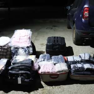 Bunuri susceptibile a fi contrafăcute, în valoare de 25.000 de lei, descoperite în mașina unui cetăţean ucrainean