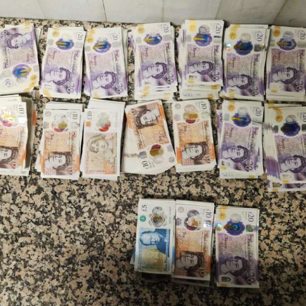 Aproximativ 36.000 lire sterline descoperite asupra a doi cetăţeni români pe Aeroportul Otopeni