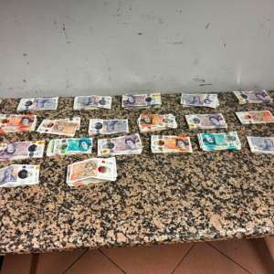 Aproximativ 36.000 lire sterline descoperite asupra a doi cetăţeni români pe Aeroportul Otopeni