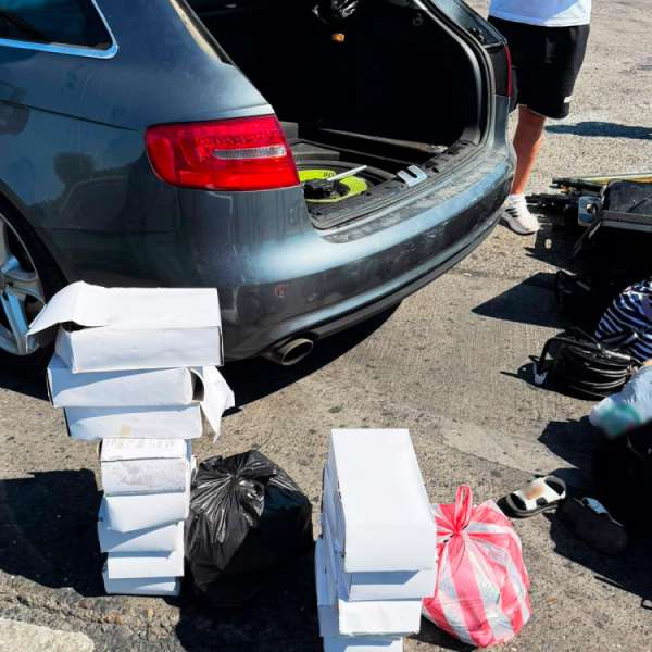 Peste 200 de articole pirotehnice, ascunse &icirc;n compartimentul roţii de rezervă a unui autoturism, descoperite de poliţiştii de frontieră la Giurgiu