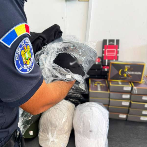 Peste 1.000 de produse susceptibile a fi contrafăcute și 43.000 de țigarete cu timbru bulgăresc, descoperite de polițiștii de frontieră &icirc;n cadrul unei acțiuni BLITZ