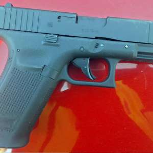 Armă nedeclarată, descoperită de polițiștii de frontieră din Botoșani în bagajul unui moldovean
