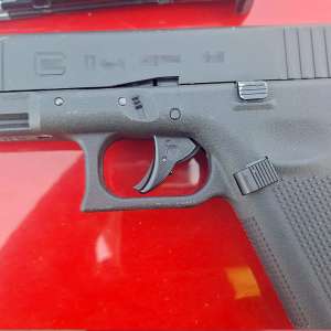 Armă nedeclarată, descoperită de polițiștii de frontieră din Botoșani în bagajul unui moldovean