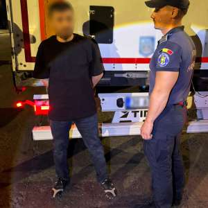 Cetățean străin, depistat ascuns într-o semiremorcă încărcată cu bare de aluminiu, la Giurgiu