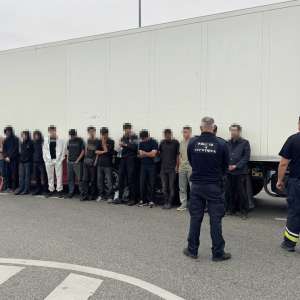 Ascunşi printre şerveţele şi apă: cincisprezece cetățeni străini, depistați într-un automarfar la Calafat