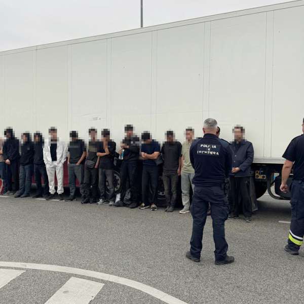 Ascunşi printre şerveţele şi apă: cincisprezece cetățeni străini, depistați &icirc;ntr-un automarfar la Calafat