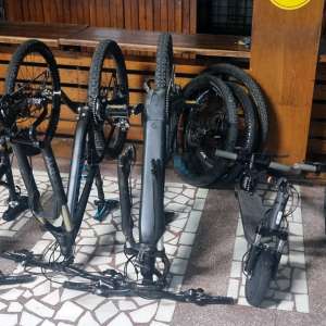 Biciclete și trotinete electrice fără documente de proveniență, estimate la aproximativ 45.000 de lei, descoperite de polițiștii de frontieră