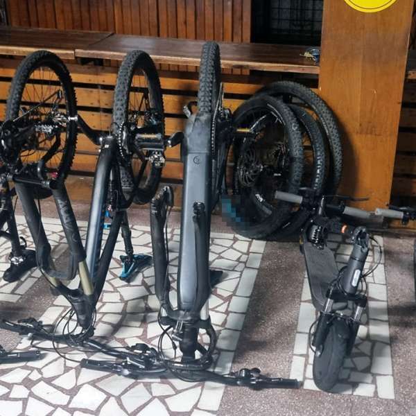 Biciclete și trotinete electrice fără documente de proveniență, estimate la aproximativ 45.000 de lei, descoperite de polițiștii de frontieră
