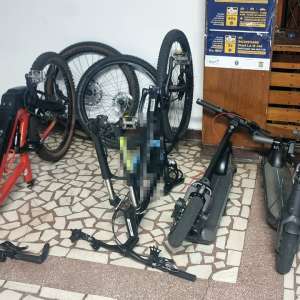 Biciclete și trotinete electrice fără documente de proveniență, estimate la aproximativ 45.000 de lei, descoperite de polițiștii de frontieră