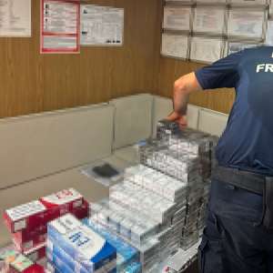 Polițiștii de frontieră au descoperit peste 10.000 de țigarete ascunse și nedeclarate la bordul unei nave, în Portul Constanța