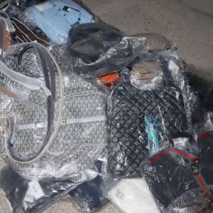 Genți, haine și încălțăminte susceptibile a fi contrafăcute, în valoare de aproximativ 790.000 lei, descoperite în Satu Mare