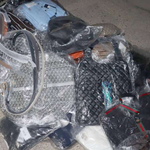 Genți, haine și &icirc;ncălțăminte susceptibile a fi contrafăcute, &icirc;n valoare de aproximativ 790.000 lei, descoperite &icirc;n Satu Mare