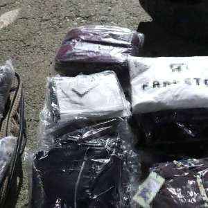 Genți, haine și încălțăminte susceptibile a fi contrafăcute, în valoare de aproximativ 790.000 lei, descoperite în Satu Mare