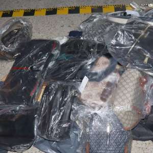 Genți, haine și încălțăminte susceptibile a fi contrafăcute, în valoare de aproximativ 790.000 lei, descoperite în Satu Mare