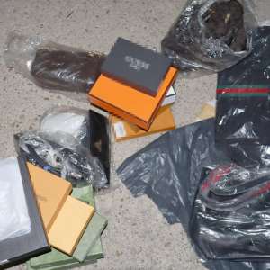 Genți, haine și încălțăminte susceptibile a fi contrafăcute, în valoare de aproximativ 790.000 lei, descoperite în Satu Mare