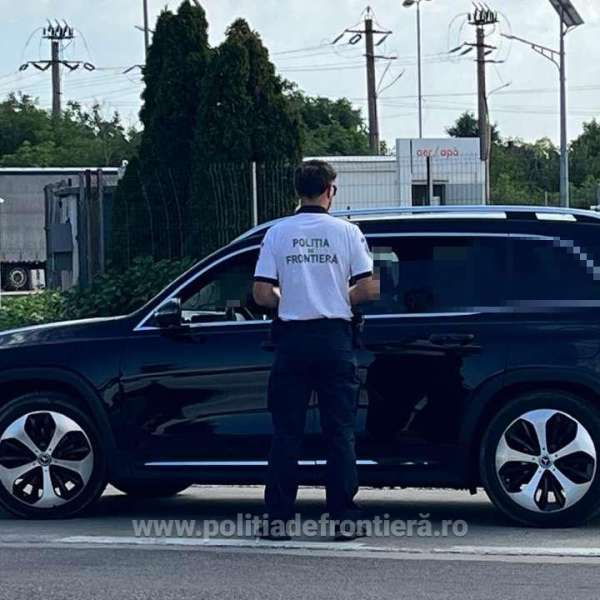 Mașină cu numere false de &icirc;nmatriculare, oprită &icirc;n Carei