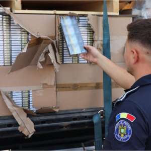 Actiune BLITZ: țigarete în valoare de peste 720.000 lei, ascunse într-un autocamion, descoperite de polițiștii de frontieră la Calafat. Șoferul a fost arestat preventiv