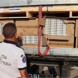 Actiune BLITZ: țigarete în valoare de peste 720.000 lei, ascunse într-un autocamion, descoperite de polițiștii de frontieră la Calafat. Șoferul a fost arestat preventiv