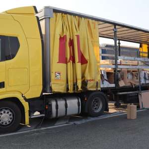 Actiune BLITZ: țigarete în valoare de peste 720.000 lei, ascunse într-un autocamion, descoperite de polițiștii de frontieră la Calafat. Șoferul a fost arestat preventiv