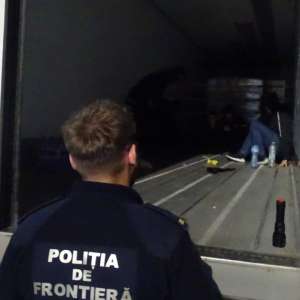 Doisprezece cetăţeni străini, depistaţi ascunși într-un camion cu alune, la Calafat