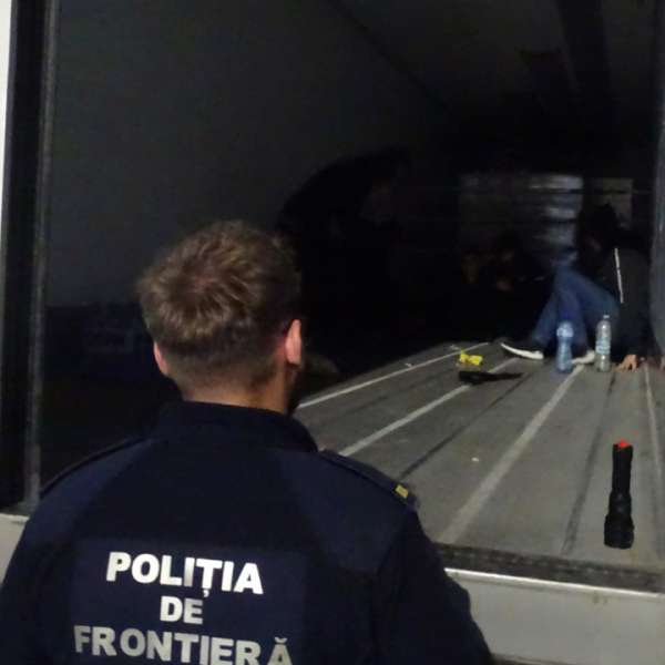 Doisprezece cetăţeni străini, depistaţi ascunși într-un camion cu alune, la Calafat