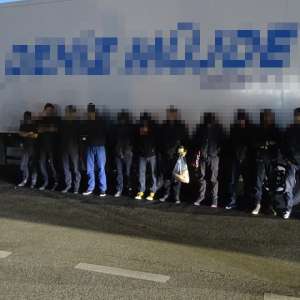 Doisprezece cetăţeni străini, depistaţi ascunși într-un camion cu alune, la Calafat