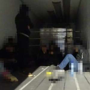 Doisprezece cetăţeni străini, depistaţi ascunși într-un camion cu alune, la Calafat