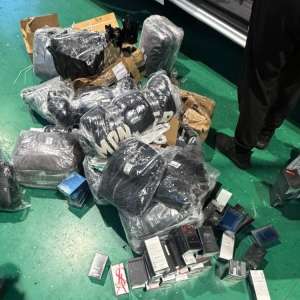 Îmbrăcăminte, articole de marochinărie și parfumuri susceptibile a fi contrafăcute, în valoare de peste 1,2 milioane lei, descoperite în Suceava