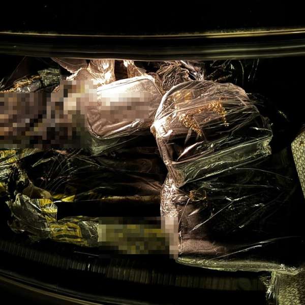 Aproximativ 4.000 de produse susceptibile a fi contrafăcute și 13.200 de țigarete fără timbru fiscal, descoperite de polițiștii de frontieră &icirc;n cadrul unei acțiuni BLITZ
