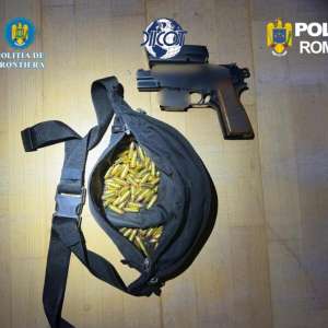 Trei persoane reținute pentru săvârșirea infracțiunii de trafic de droguri de mare risc