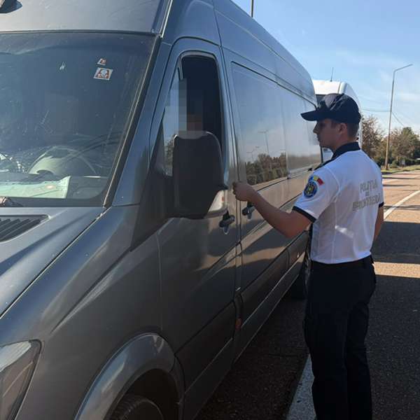 Documente false, procurate cu 6.000 de euro, descoperite de polițiștii de frontieră la control