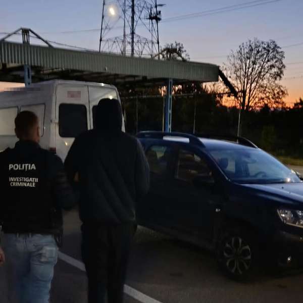 A furat, a fugit de autorități, dar a fost reținut în Albița