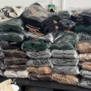 Peste 3.000 de produse susceptibile a fi contrafăcute și aproximativ 31.000 de țigarete fără timbru fiscal, descoperite de polițiștii de frontieră din Giurgiu și Bechet în cadrul unei acțiuni BLITZ